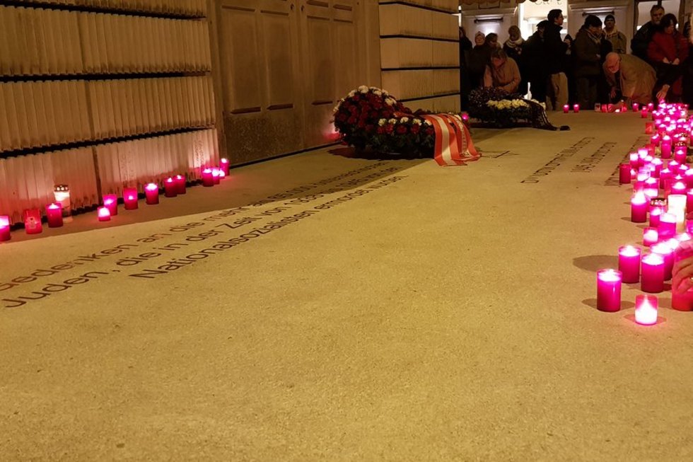 Foto:© epd/Windisch. Bild einer Gedenkveranstaltung: Die Novemberpogrome vom 9./10. November 1938 jähren sich heuer zum 87. Mal.