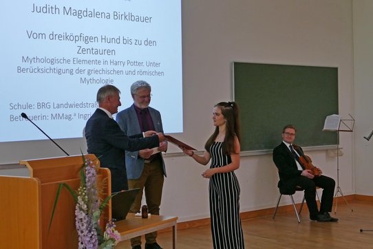 Judith Birklbauer (BRG Linz Landwiedstraße) erhält den Anerkennungspreis im Fachbereich Kunstwissenschaft.