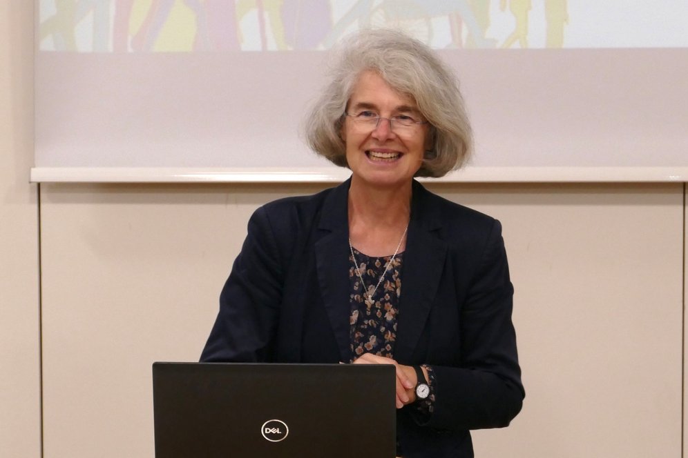 Kamingespräch mit Sr. Nathalie Becquart zum Thema Synodalität an der KU Linz. Foto: KU Linz/Hermine Eder. Sr. Dr.in Nathalie Becquart XMCJ bei ihrem Vortrag.