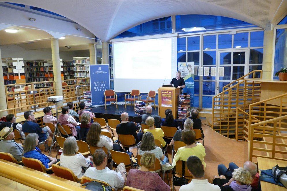 Foto: Hermine Eder. Vortrag im Lesesaal der Universitätsbibliothek der KU Linz.
