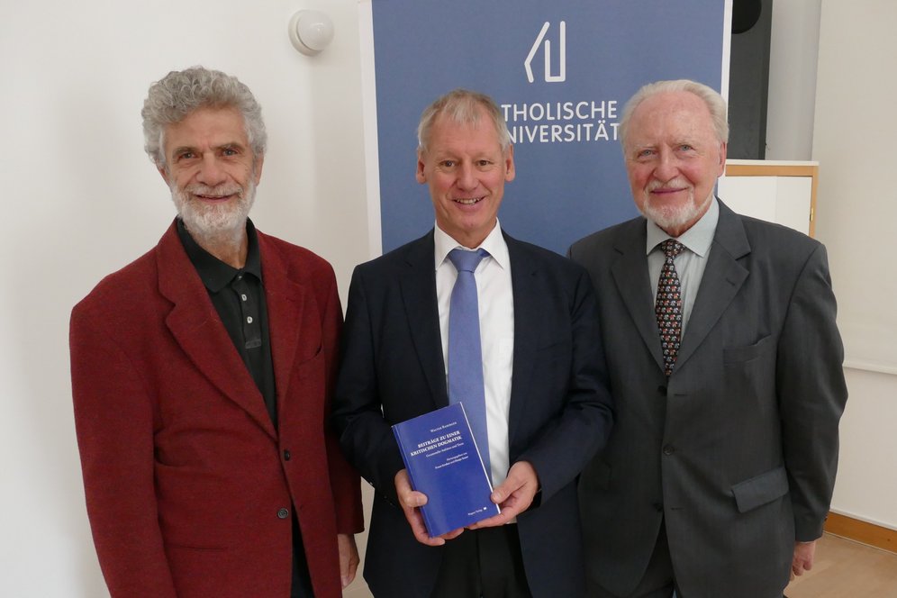 Kritische Dogmatik. Symposium und Buchpräsentation zu Ehren Prof. Walter Rabergers. Foto: KU Linz / Hermine Eder. Gruppenbild mit den beiden Herausgebern und dem Verleger.
