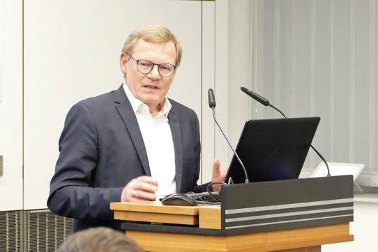 Rektor Univ.-Prof. Dr. Christoph Niemand (KU Linz) spricht am Rednerpult einleitende Worte.