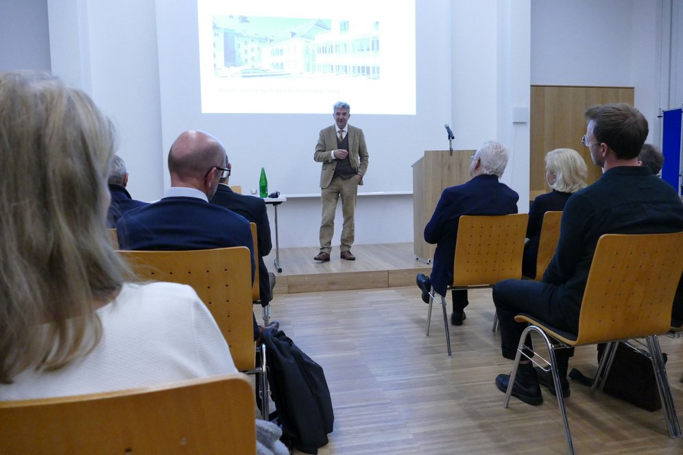 Vortrag von Rektor Univ.-Prof. Dr. Michael Fuchs: Mensch und KI. Foto: KU Linz/Hermine Eder. Vortrag im Kollegium Aloisianum.