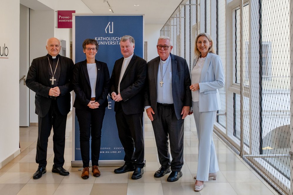 Gruppenbild Pressekonferenz: Vortragende und Moderatorin.