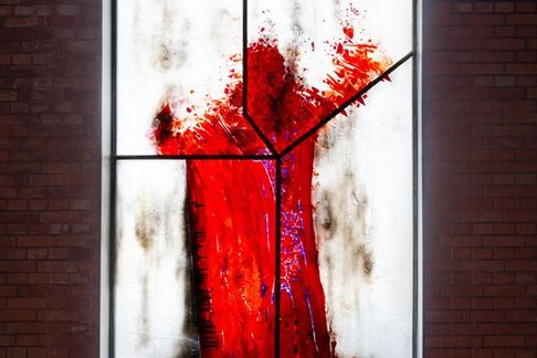 Foto: Diözese Linz/Appenzeller. Glasfenster "Auferstehung und Erlösung" von Maria Moser in der Pfarrkirche Linz-St. Konrad.