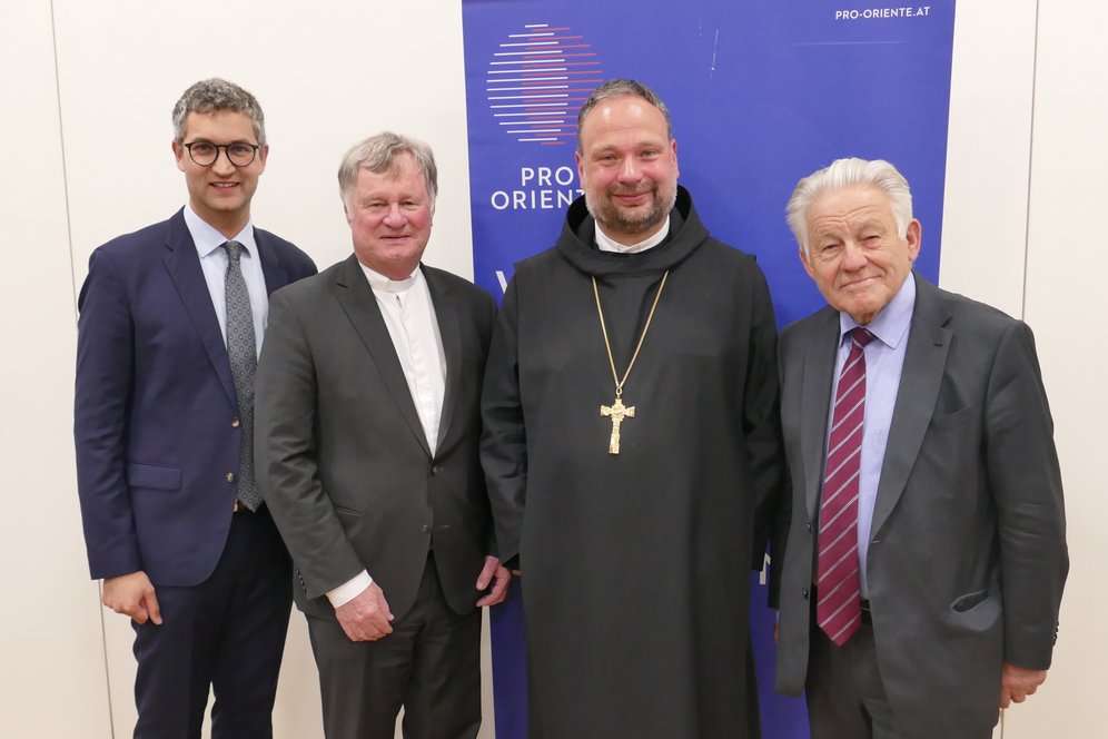 Vortrag: Leben im Brennpunkt Jerusalem. Foto: KU Linz/Hermine Eder. Von links: Florian Wegscheider, Bischof Manfred Scheuer, Abt Nikodemus Schnabel, Alt-Landeshauptmann Josef Pühringer.
