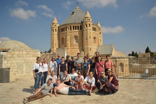 Teilnehmer:innen des Theologischen Studienjahres beim Davidsgrab am Berg Zion, Jerusalem.