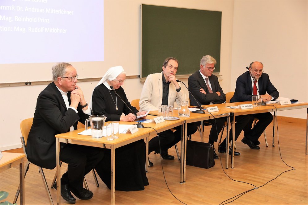 Podiumsdiskussion. Von li: Prälat Kons.-Rat KR Mag. Martin Felhofer, Konventoberin Sr. Sigharda Leitner, Mag. Rudolf Mitlöhner (Moderation), Gen.-Dir. KommR Dr. Andreas Mitterlehner, Mag. Reinhold Prinz.