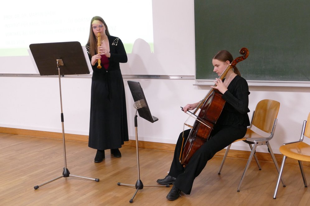 Die Musikerinnen Zsofia Gaal, Blockflöte, und Janka Orban, Barockcello.