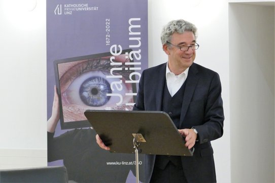 Vizerektor Univ.-Prof. Dr. Michael Fuchs begrüßt Vortragende und Gäste.