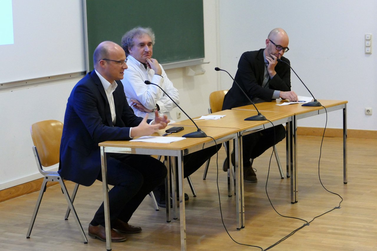 Podiumsdiskussion. Von li: Prof. Dr. Alexander Filipovic, Dr. Georg Weidacher, Ass.-Prof. Dr. Lukas Kaelin.