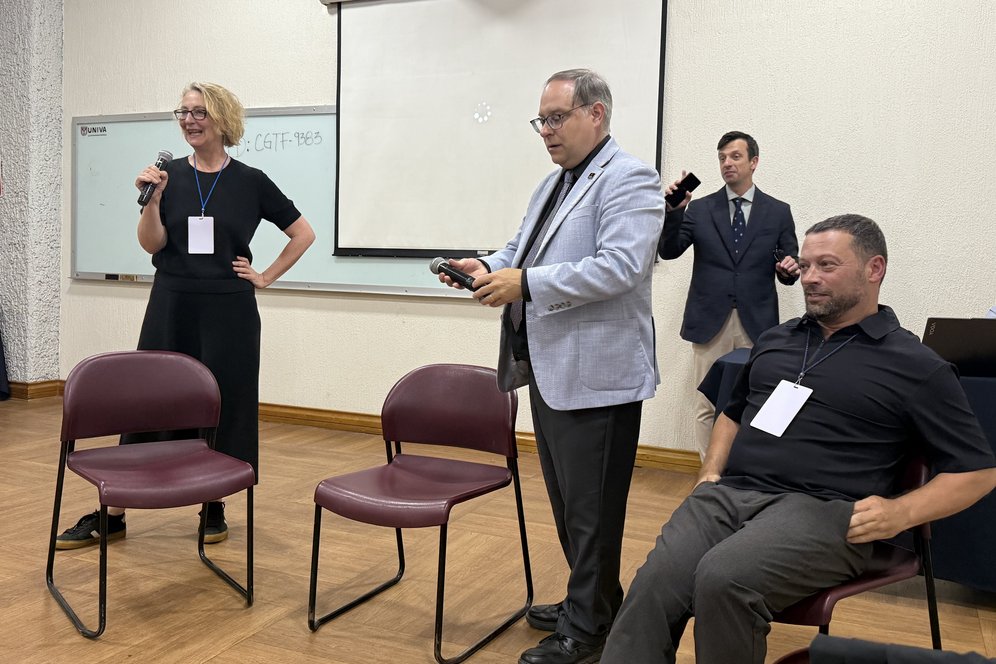 Studiendekanin Univ.-Prof.in Dr.in Ilaria Hoppe moderiert einen Workshop.