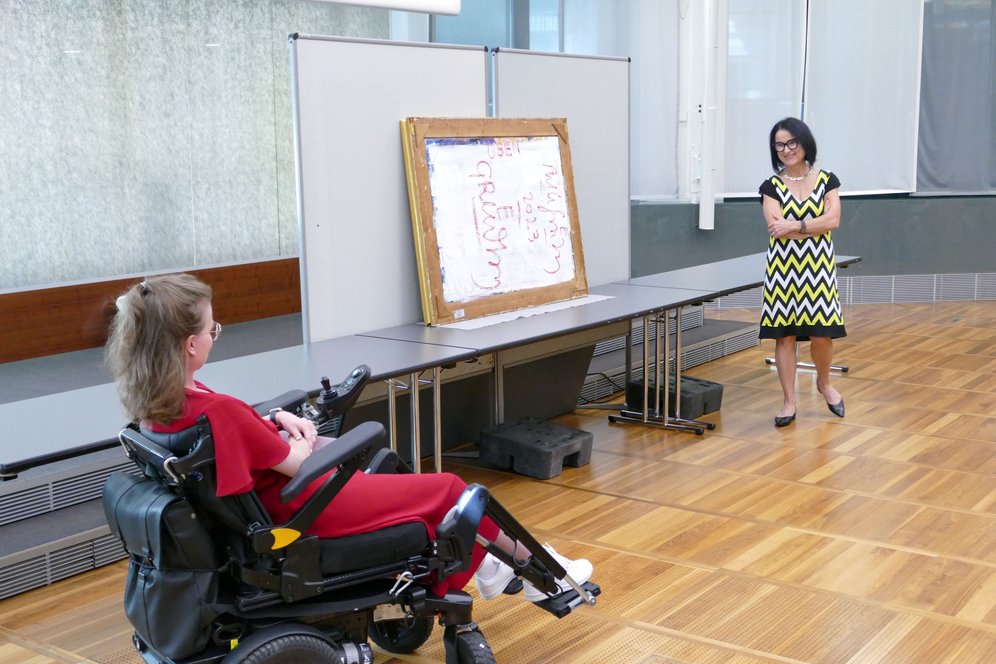 Franziska Heiß MA und Univ.-Prof. DDr. Monika Leisch-Kiesl bei der Präsentation eines Werkes.