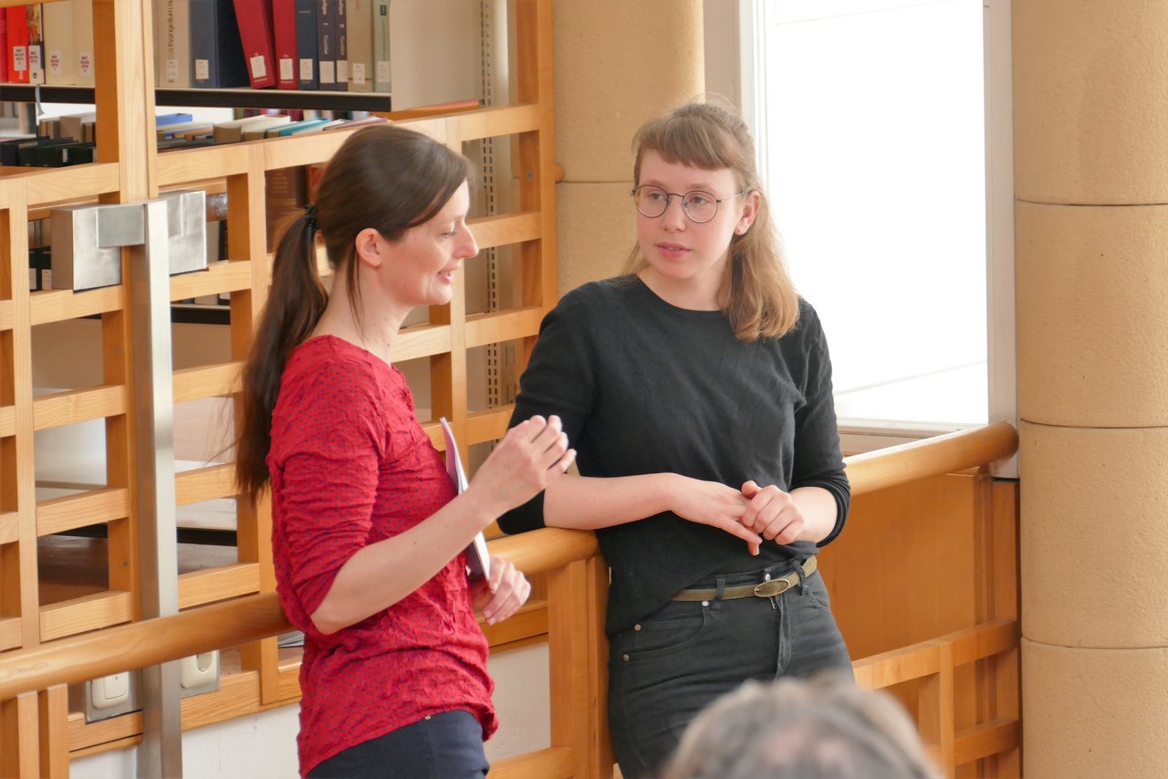 Kuratorin Susanne Winder (li.) und Künstlerin Sophie Danzer (re.) in der Bibliothek der KU Linz.