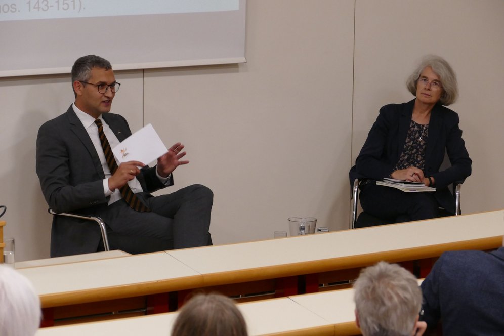Kamingespräch mit Sr. Nathalie Becquart zum Thema Synodalität an der KU Linz. Foto: KU Linz/Hermine Eder. Podiumsdiskussion: Sr. Nathalie Becquart im Gespräch mit HS-Prof. Dr. Florian Wegscheider (Private Pädagogische Hochschule der Diözese Linz).