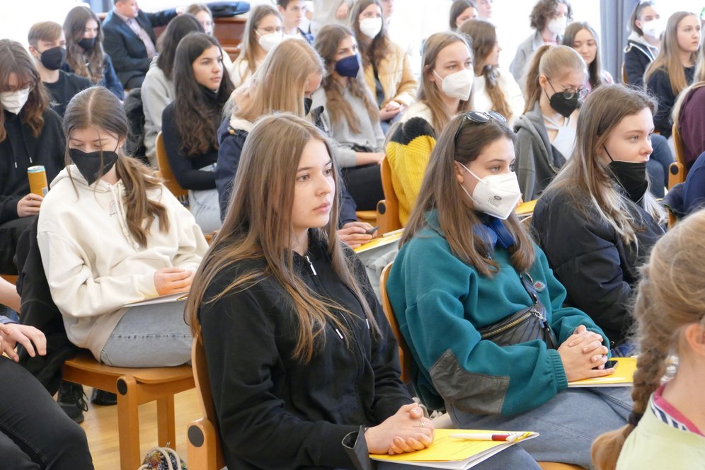 Breitgefächerte Informationen beim TheoTag 2022. © KU Linz / Hermine Eder. Die Schüler:innen nutzten den TheoTag, um sich über diözesane Ausbildungsangebote und Berufsfelder zu informieren.