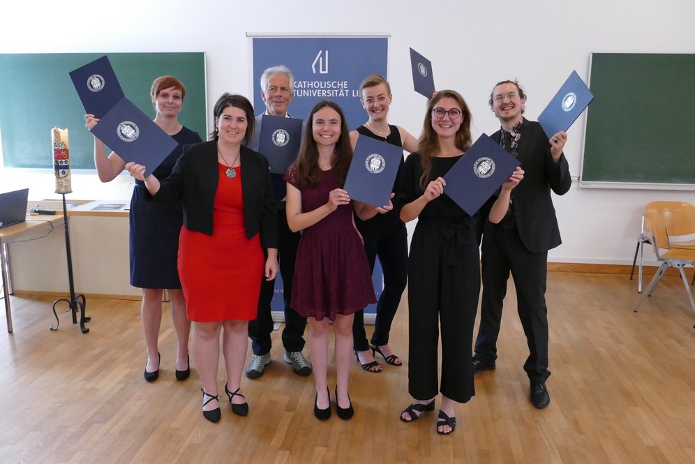 Verleihung akademischer Grade, Sommersemester 2022. © KU Linz/Eder Gruppenbild bei der Verleihung akademischer Grade am 2. Juli 2022 (von li.): Susanne Plakolb BA M.Phil., Mag.a rel. paed. Theresa Maria Zölß, Helmut Johann Wagner BA, Mag.a theol. Estelle Alice Höllhumer, Mag.a rel. paed. Eva Steinmayr, Mag.a theol. Rebekka Sturmbauer, Mag. rel. paed. Julian Kapeller. (Nicht am Bild: Mag. rel. paed. Peter Karl Engelhardt.)