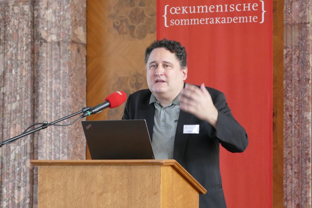 25. Ökumenische Sommerakademie im Stift Kremsmünster zum Thema "Frieden stiften". © KU Linz/Hermine Eder. Prof. Dr. Oliver Hidalgo am Podium.