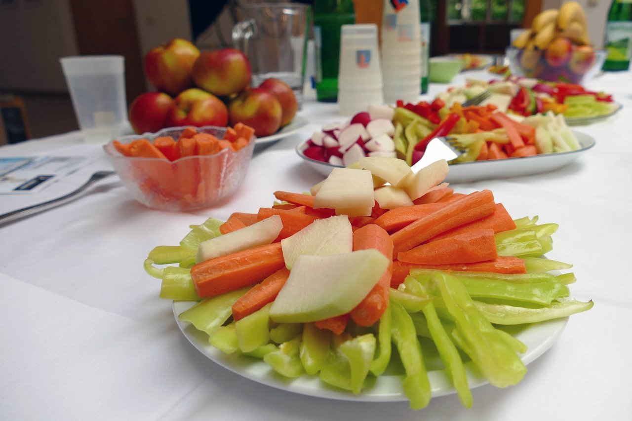 Erfrischende Getränke und gesunde Snacks.
