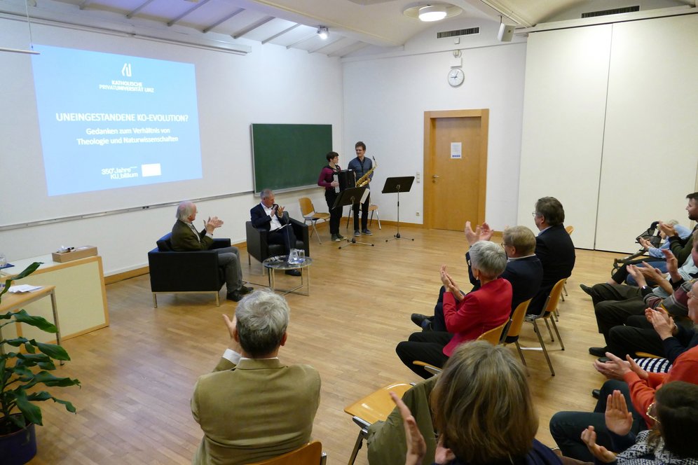 Severin-Akademie: Es musizierten Flora Schrattenholzer (Akkordeon) und Lukas Lahninger (Saxophon).