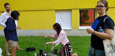 Aufbau eines improvisierten Outdoor-Kinos, um die Filme, über die man spricht, auch mal zu sehen.