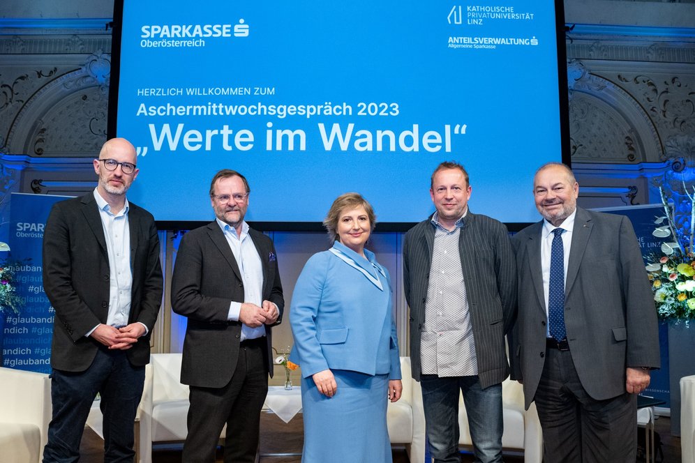 Aschermittwochsgespräch 2023. Fotocredit: Sparkasse OÖ. Die Vortragenden beim Aschermittwochsgespräch 2023 auf der Bühne im Palais Kaufmännischer Verein.