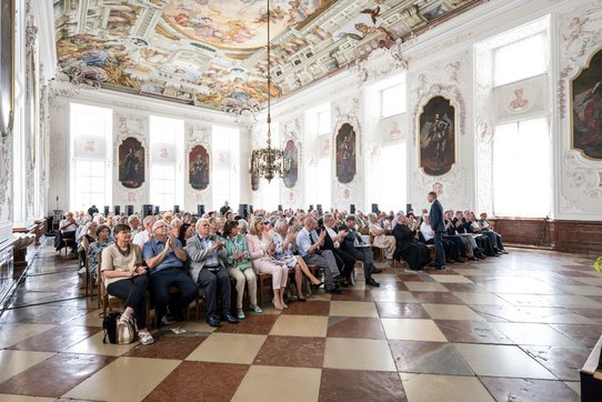 Das Publikum bei der Ökumenischen Sommerakademie im Kaisersaal des Stifts Kremsmünster.
