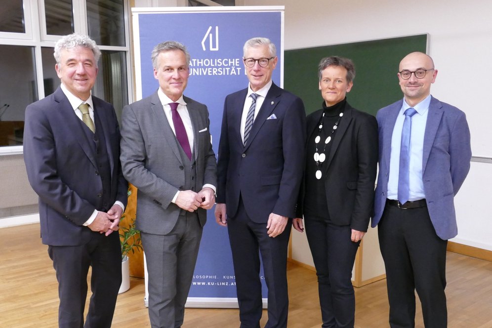 Gruppenbild Tagung "Liturgiesprache": Von links: Rektor Univ.-Prof. Dr. Michael Fuchs, Mag. Tarek Leitner, Univ.-Prof. Dr. Ewald Volgger OT, Vizerektorin Univ.-Prof.in Dr.in Klara-Antonia Csiszar, Ass.-Prof. Dr. Predrag Bukovec. 