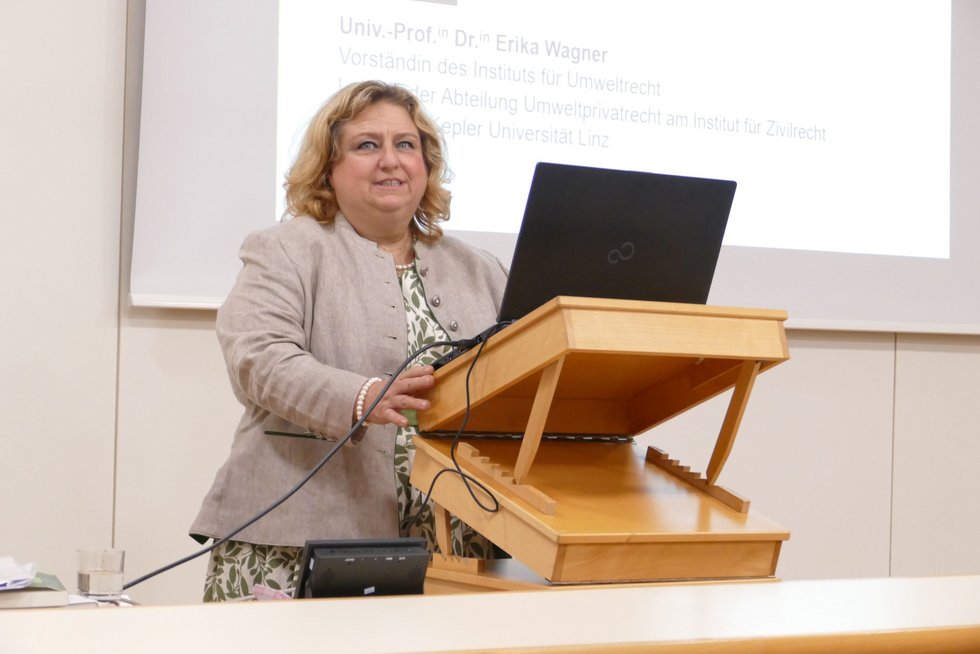 Univ.-Prof.in Dr.in Erika Wagner, JKU Linz, am Rednerpult.