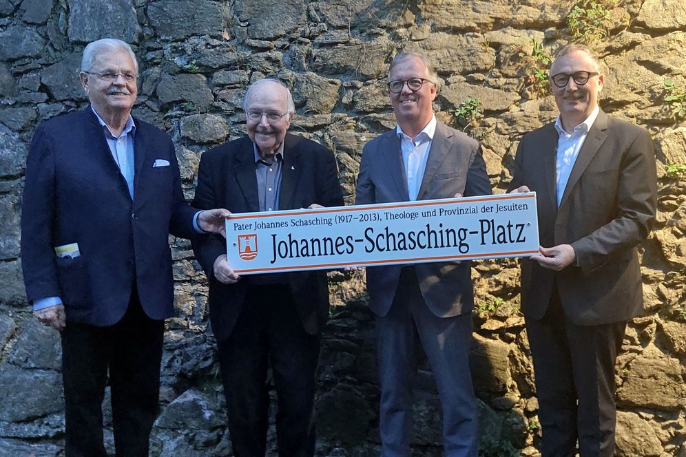 Von links: Mag. Alois Froschauer (Schulverein Kollegium Aloisianum), Pater Alois Riedlsperger SJ, Dr. Werner Saxinger (Obmann Aloisianum), Pater Bernhard Bürgler SJ (Provinzial der Jesuiten).