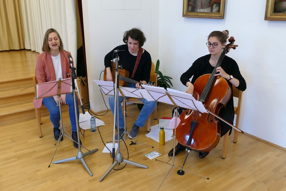 Musikalische Eröffnung des TheoTags. © KU Linz / Hermine Eder. Schwungvolle musikalische Umrahmung: Stefanie Brandstetter, Hannah Gegenhuber und Rebekka Sturmbauer.