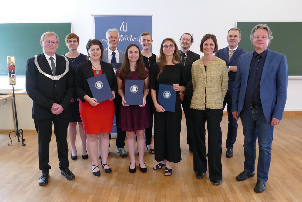 Verleihung akademischer Grade, Sommersemester 2022. © KU Linz/Eder Gruppenbild bei der Verleihung akademischer Grade am 2. Juli 2022 (von li.): Rektor Univ.-Prof. Dr. Christoph Niemand, Susanne Plakolb BA M.Phil., Mag.a rel. paed. Theresa Maria Zölß, Helmut Johann Wagner BA, Mag.a theol. Estelle Alice Höllhumer, Mag.a rel. paed. Eva Steinmayr, Mag.a theol. Rebekka Sturmbauer, Mag. rel. paed. Julian Kapeller, Promotorin Univ.-Prof.in DDr.in Isabella Guanzini, Studiendekan Univ.-Prof. Dr. Michael Hofer, Studiendekan Univ.-Prof. Dr. Stephan Grotz.