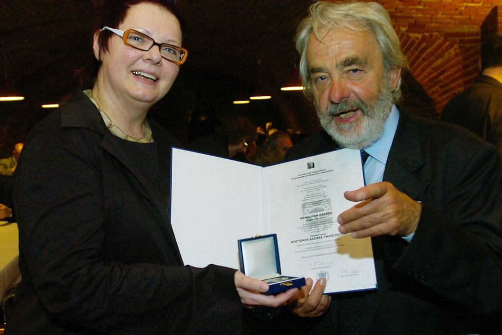 Verleihung eines theologischen Ehrendoktorats durch Rektorin Univ.-Prof.in Dr.in Ilse Kögler an Arnulf Rainer im Jahr 2006.