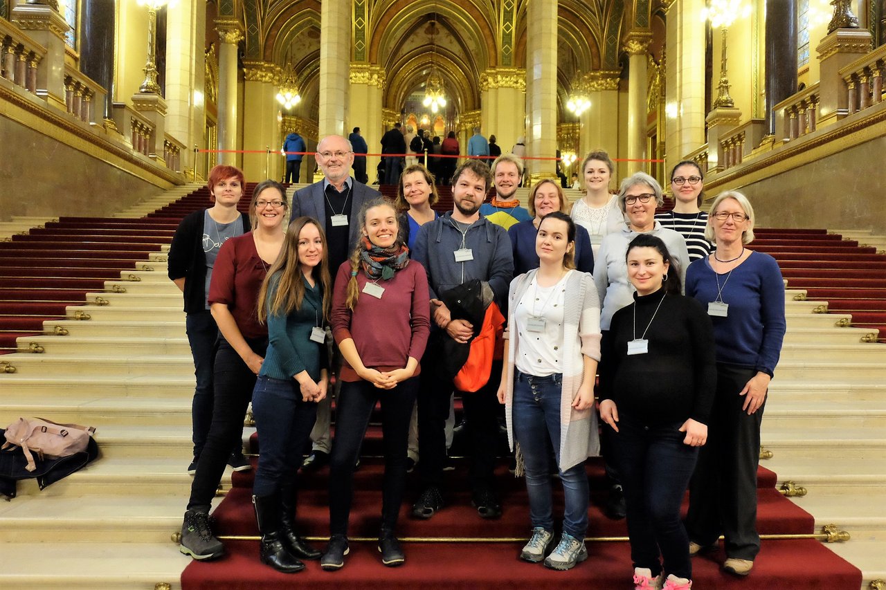 Gruppenbild auf der Feststiege mit József Sisa von der Ungarischen Akademie der Wissenschaften. Gruppenbild auf der Feststiege mit József Sisa von der Ungarischen Akademie der Wissenschaften.