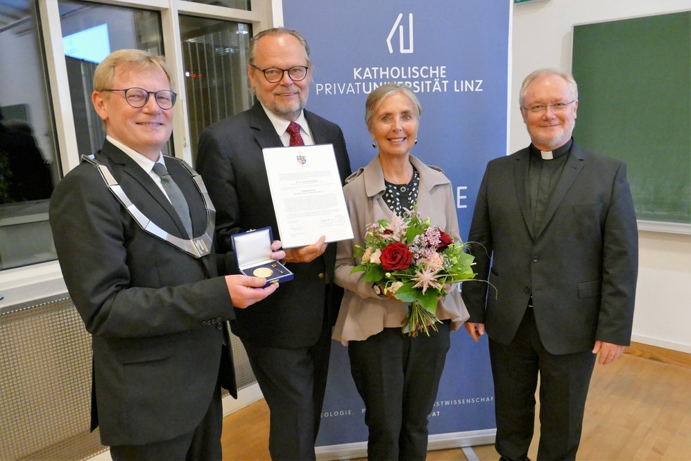 Feierliche Verleihung der Würde eines Ehrensenators. © KU Linz/Hermine Eder. Feierliche Verleihung der Würde eines Ehrensenators. © KU Linz/Hermine Eder.