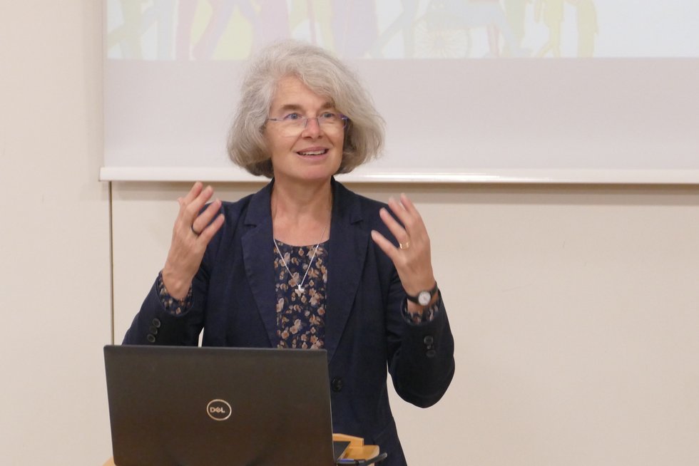 Kamingespräch zum Thema Synodalität an der KU Linz. Foto: KU Linz/Hermine Eder. Sr. Dr.in Nathalie Becquart XMCJ.