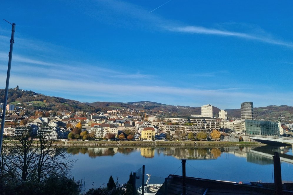 Danube and buildings on "Alturfahr"