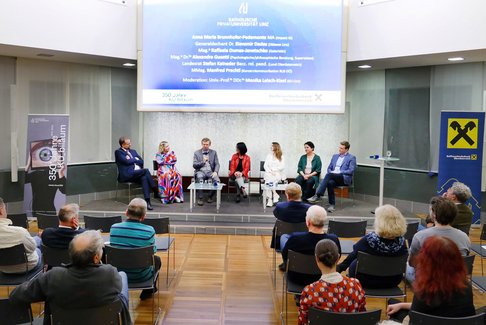 KU-Absolvent:innen berichten über ihre Berufsfelder.