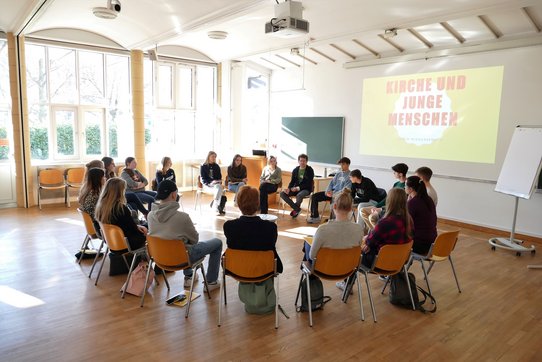 Workshop mit Sesselkreis im Hörsaal 2 der Katholischen Privat-Universität Linz.