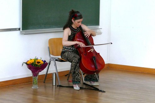Musikerin Anna Lang präsentiert Eigenkompositionen am Cello.