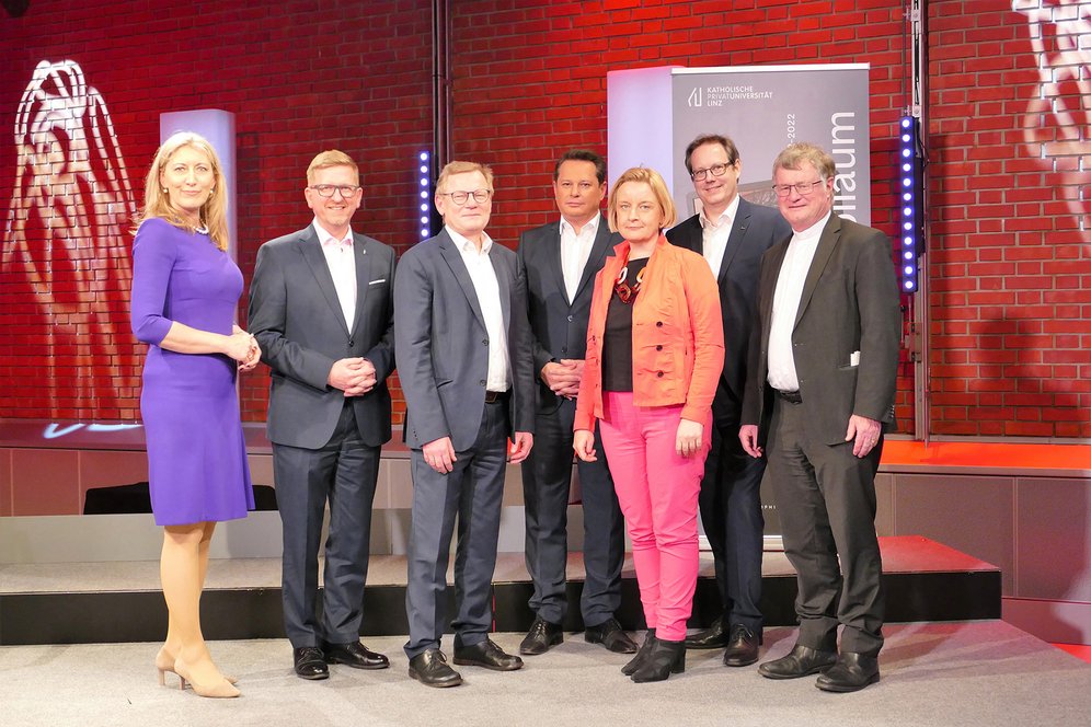 Von links: Mag.a Hermine Eder (KU Linz), Rektor Martin Rummel (Anton Bruckner Privatuniversität), Rektor Univ.-Prof. Dr. Christoph Niemand (Katholische Privat-Universität Linz), Moderator Gernot Hörmann (ORF Oberösterreich), Rektorin Mag.a Brigitte Hütter MSc (Kunstuniversität Linz), Vizerektor Univ.-Prof. Dr. Stefan Koch (Johannes Kepler Universität Linz), Bischof Dr. Manfred Scheuer. 