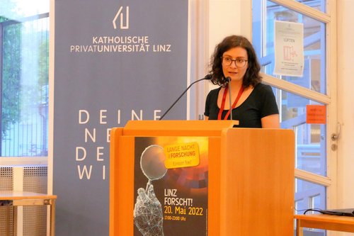 Dr.in Verena Lorber präsentiert ihre Arbeit an der digitalen Gesamtausgabe des Jägerstätter-Nachlasses. © KU Linz/Eder.
