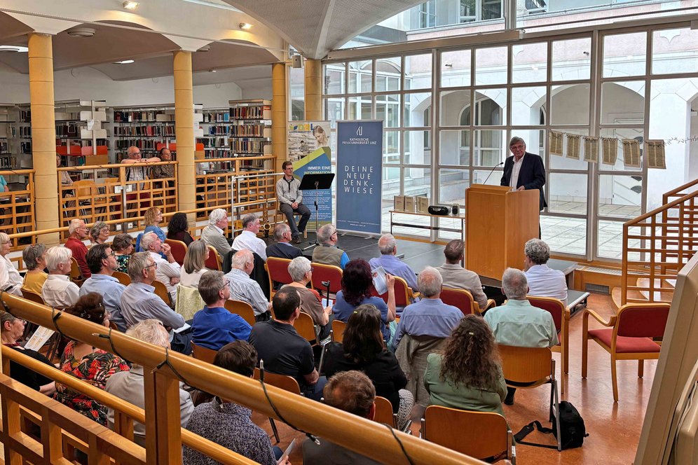 Zahlreiches Publikum fand sich zur Präsentation der "Gesammelten Schriften" Gottfried Bachls an der KU Linz ein.
