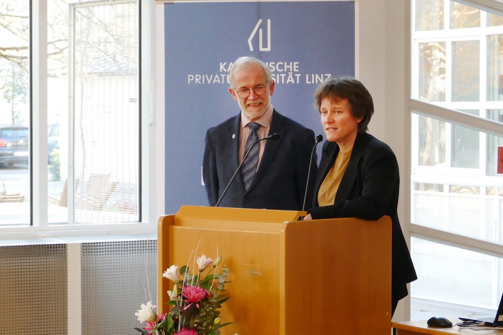 Dies Academicus 2023. Bildnachweis: KU Linz/Kastner. Vizerektorin Dekanin Prof. Klara A. Csiszar und Prof. Michael Rosenberger begrüßen.