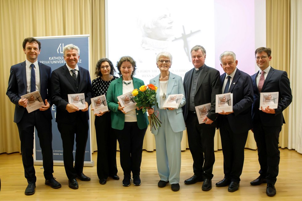 Gruppenbild anlässlich der Würdigung von Erna Putz.