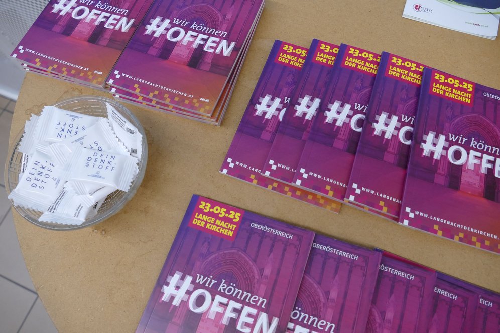 Lange Nacht der Kirchen an der KU Linz. Foto: KU Linz/Kathrin Haselgrübler. Werbemittel der Langen Nacht der Kirchen 2025.