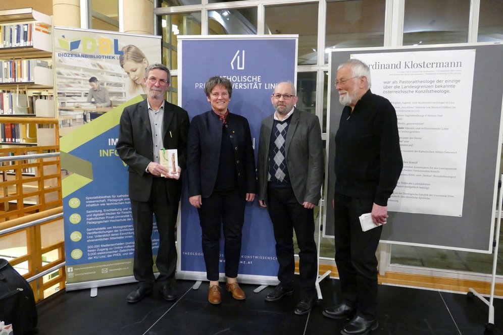 Foto: © KU Linz/Haselgrübler Von links: Herausgeber Mag. Karl A. Immervoll, Vizerektorin Univ.-Prof.in Dr.in Klara-Antonia Csiszar, Verleger Mag. Bernhard J. Kagerer (Edition R3) und Herausgeber Akad.-Prof. DDr. Alfred Kirchmayr.