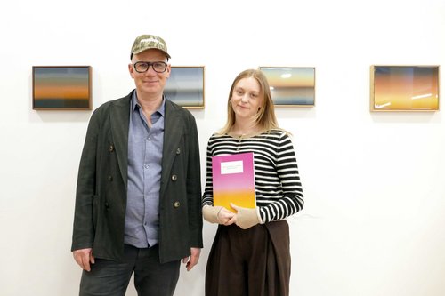 Medienkünstler Mathias Kessler und Universitätsassistentin Chiara Juriatti vor der Gemäldeserie "Light Phenomena".
