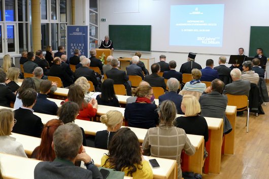 Rektor Univ.-Prof. Dr. Christoph Niemand spricht die Eröffnungsworte in der Aula der KU Linz.