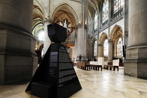 Frauenbilder im Mariendom. © Margit Greinöcker. DIE BETRACHTERIN. Margit Greinöcker nimmt Frauendarstellungen im Mariendom in den Fokus.